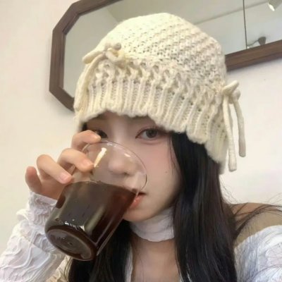 她在这里